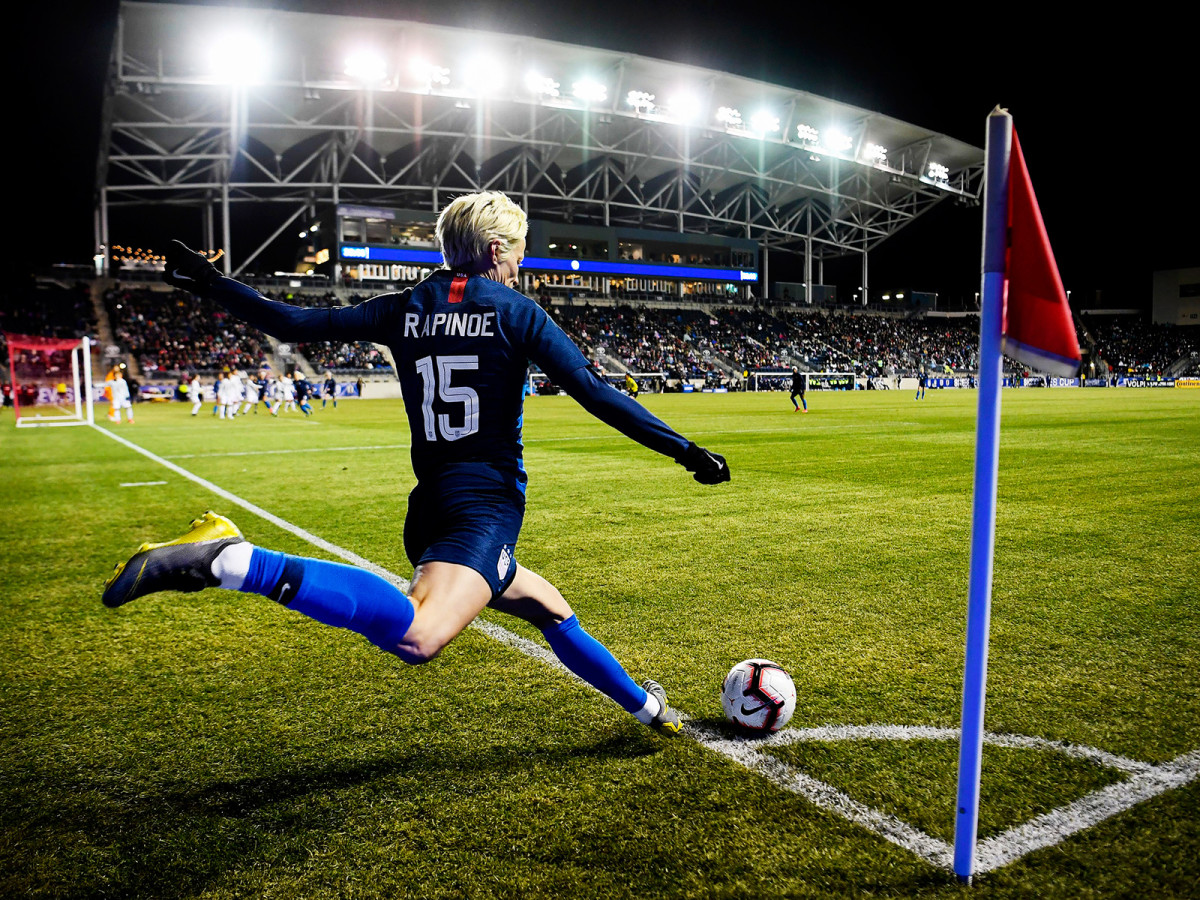 megan-rapinoe-corner-kick-uswntjpg