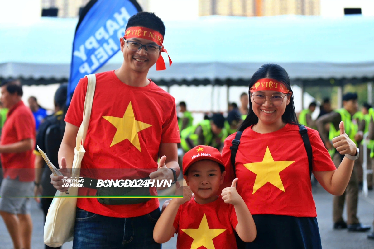 CĐV nhuộm đỏ SVĐ Rajamangala, tiếp lửa thầy trò HLV Kim Sang Sik 6