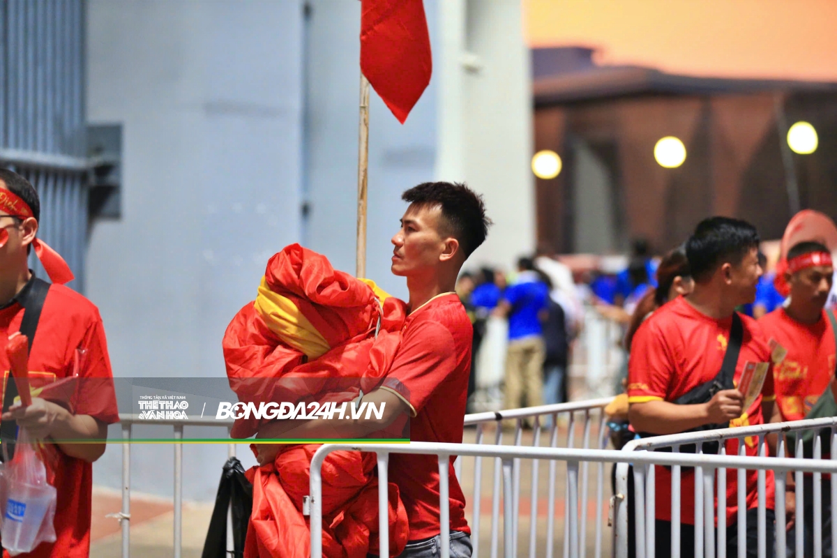 CĐV nhuộm đỏ SVĐ Rajamangala, tiếp lửa thầy trò HLV Kim Sang Sik 2