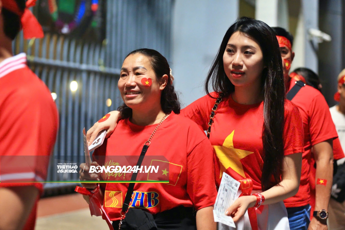 CĐV nhuộm đỏ SVĐ Rajamangala, tiếp lửa thầy trò HLV Kim Sang Sik 4