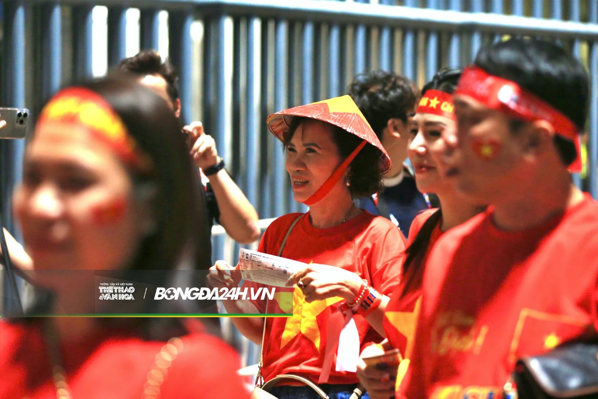 CĐV nhuộm đỏ SVĐ Rajamangala, tiếp lửa thầy trò HLV Kim Sang Sik 5