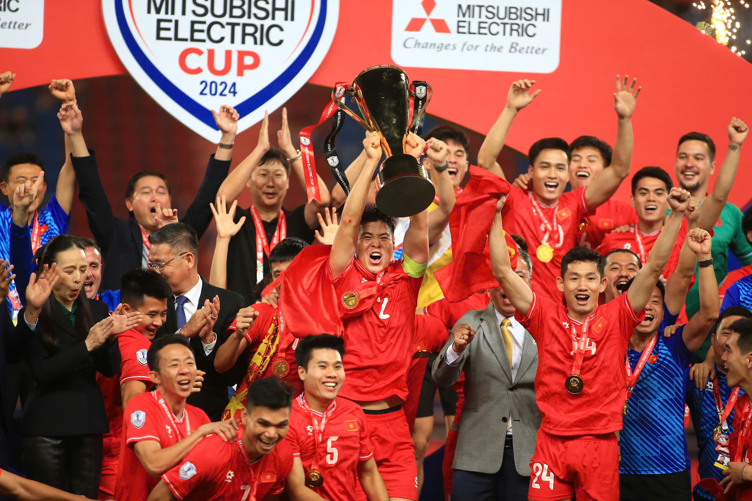 dT Viet Nam nang cup vo dich ASEAN Cup 2024