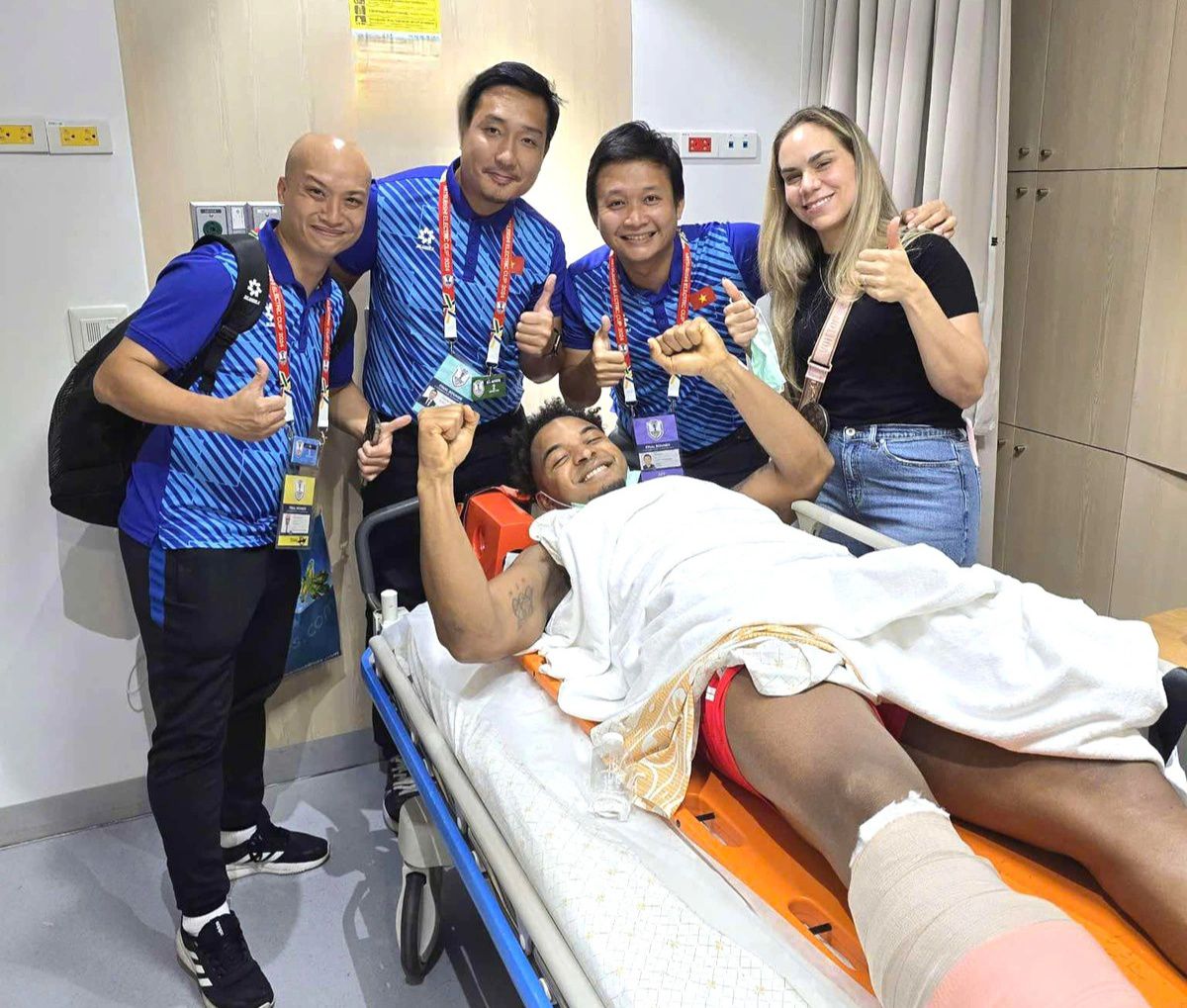 Lãnh đạo VFF tới bệnh viện động viên Nguyễn Xuân Son 1