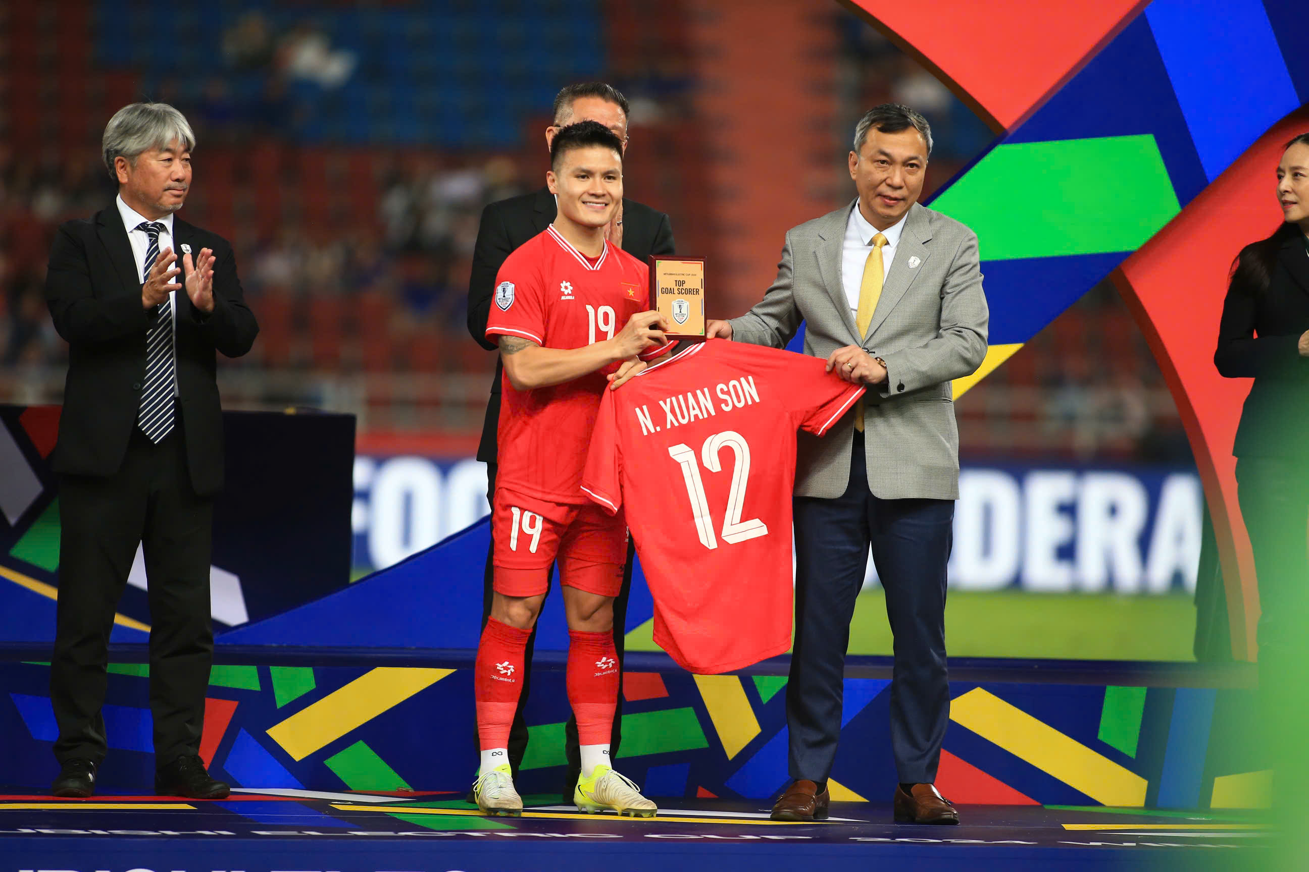 Quang Hai thay Xuan Son nhan giai Vua pha luoi ASEAN Cup