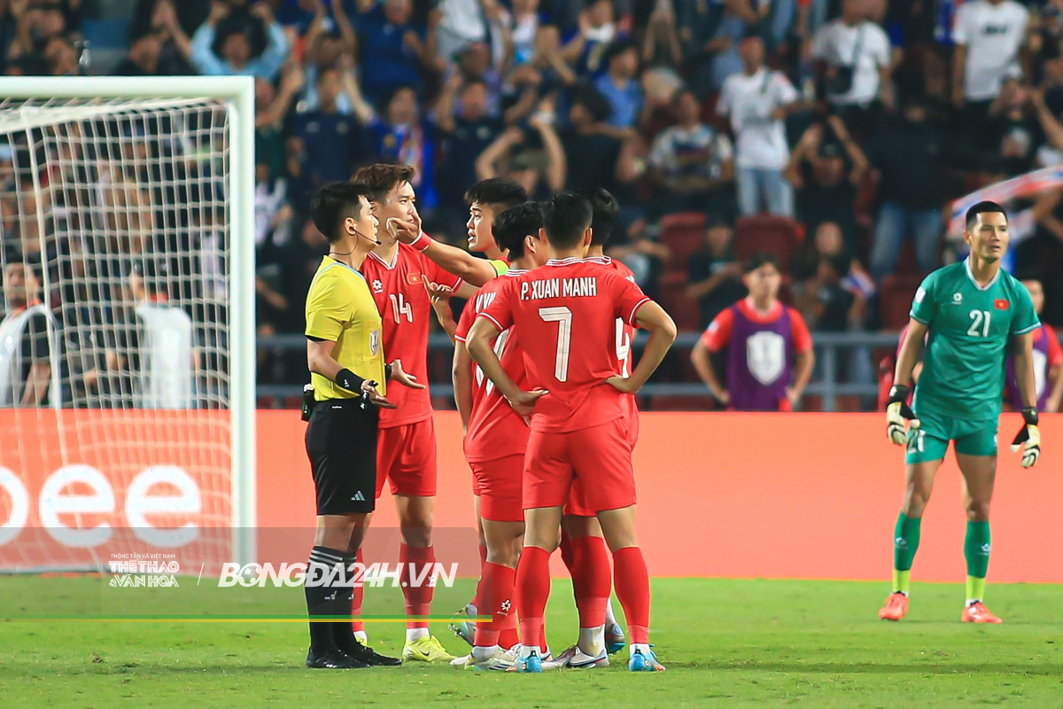 Hai lần HLV Kim Sang Sik lao vào sân 2