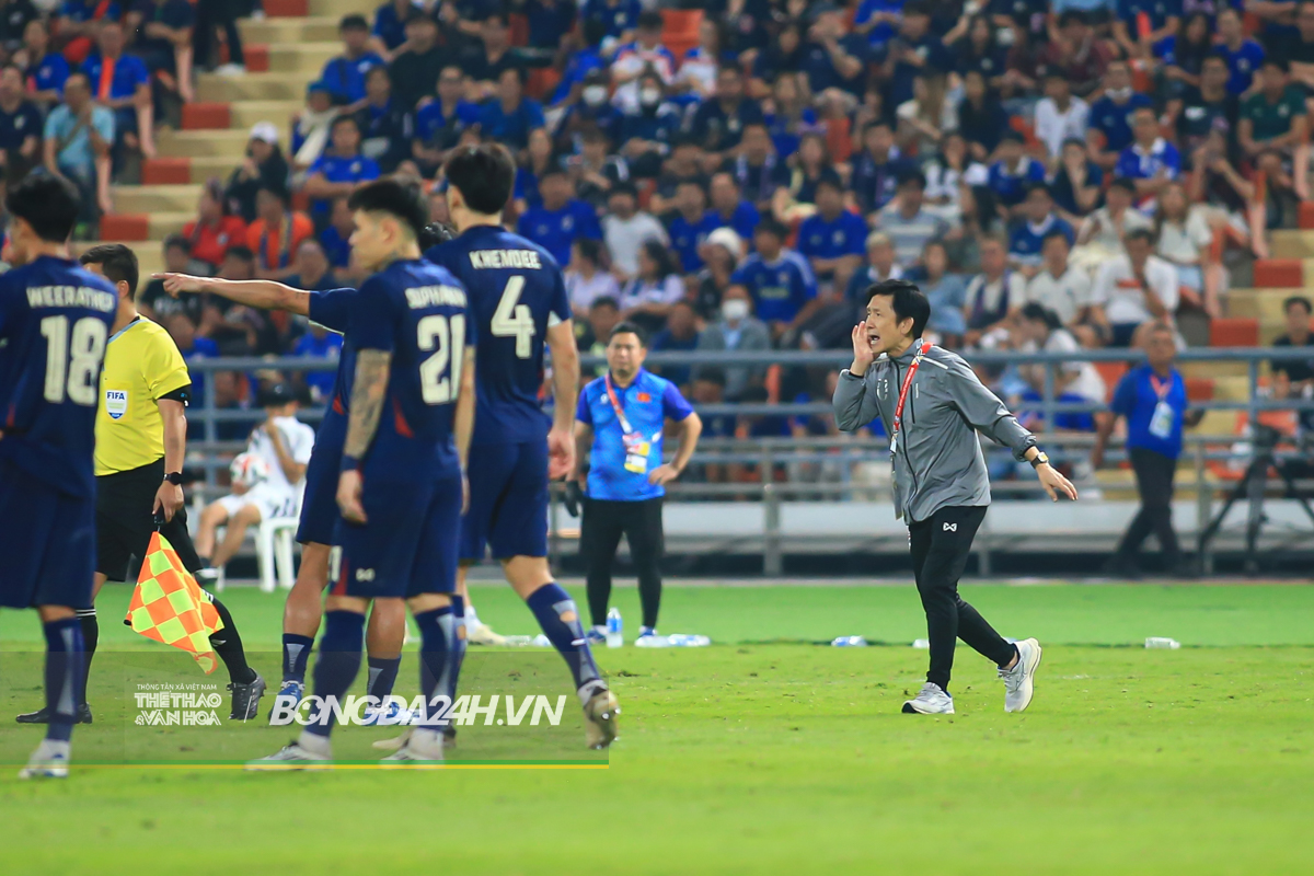 Hai lần HLV Kim Sang Sik lao vào sân 4