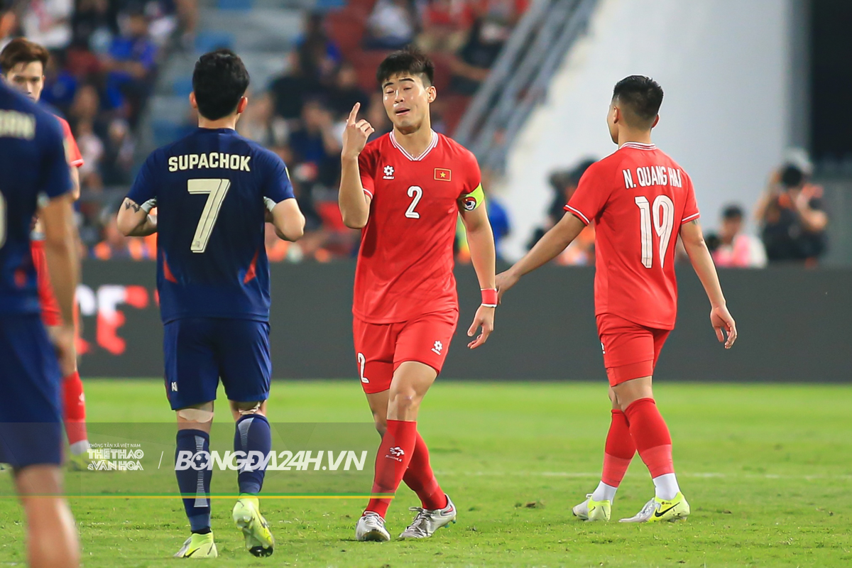 Hai lần HLV Kim Sang Sik lao vào sân 7