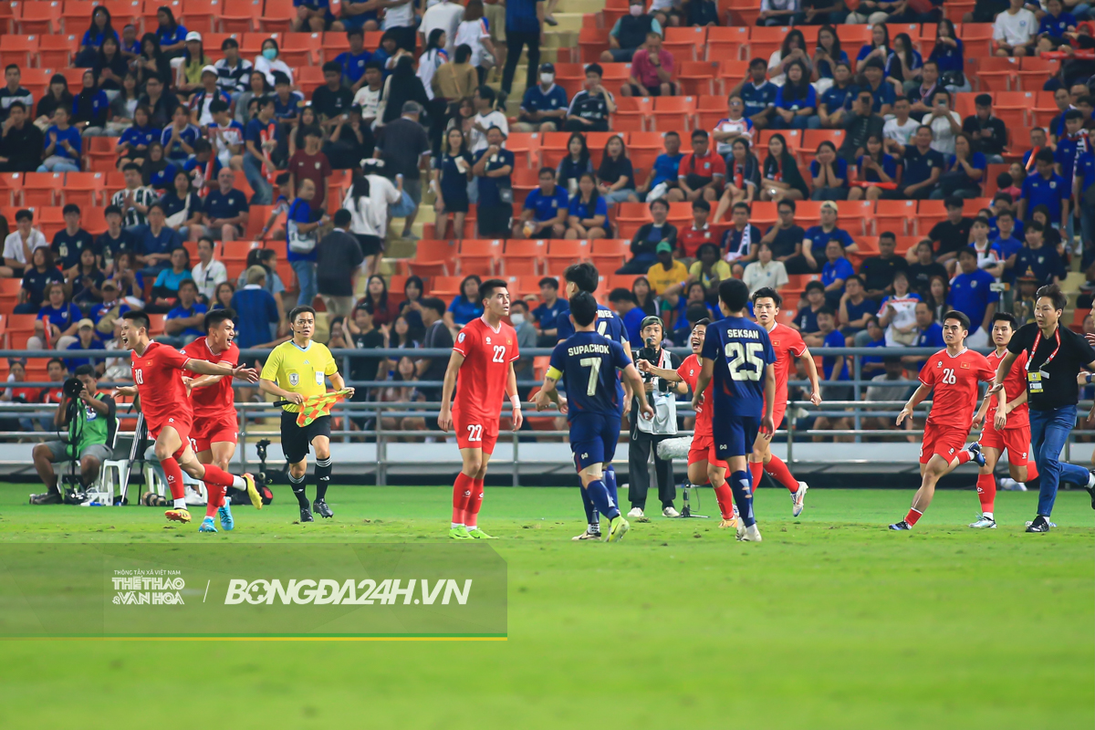 Hai lần HLV Kim Sang Sik lao vào sân 10