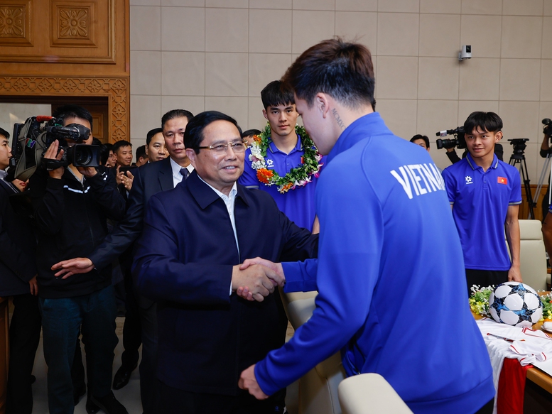 Thu tuong Pham Minh Chinh da truc tiep den xem doi tuyen Viet Nam thi dau tran ban ket luot ve va tran chung ket luot di AFF Cup 2024 tren san van dong Viet Tri – anh: VGP/Nhat Bac