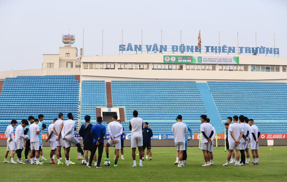 HLV Vũ Hồng Việt kêu gọi Nam Định hành động sau khi mất Xuân Son 1