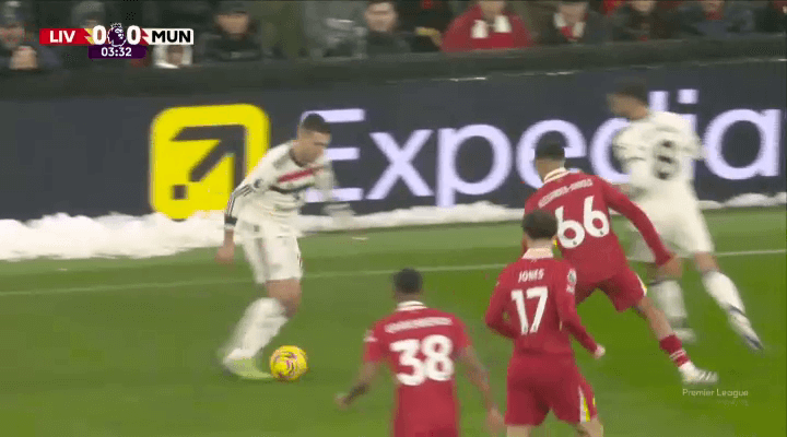 Mổ băng Liverpool 2-2 Man Utd Vai trò khác thường của Bruno Fernandes và sự vất vả của Trent Alexander-Arnold 8