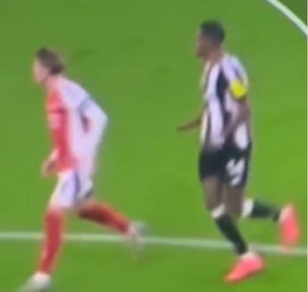 Bàn thắng của Alexander Isak vào lưới Arsenal đáng lẽ ra phải bị từ chối 1