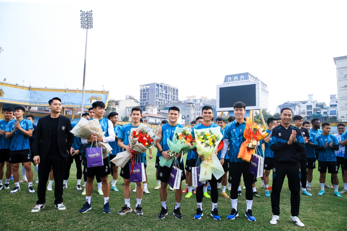 Dàn sao CLB Hà Nội khoe danh hiệu ASEAN Cup 3