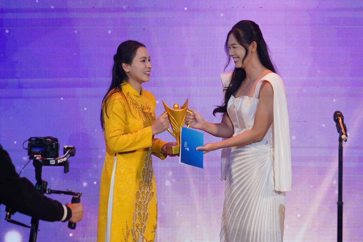 Trịnh Thu Vinh rạng rỡ trong tà áo dài, được Ánh Viên trao giải 2