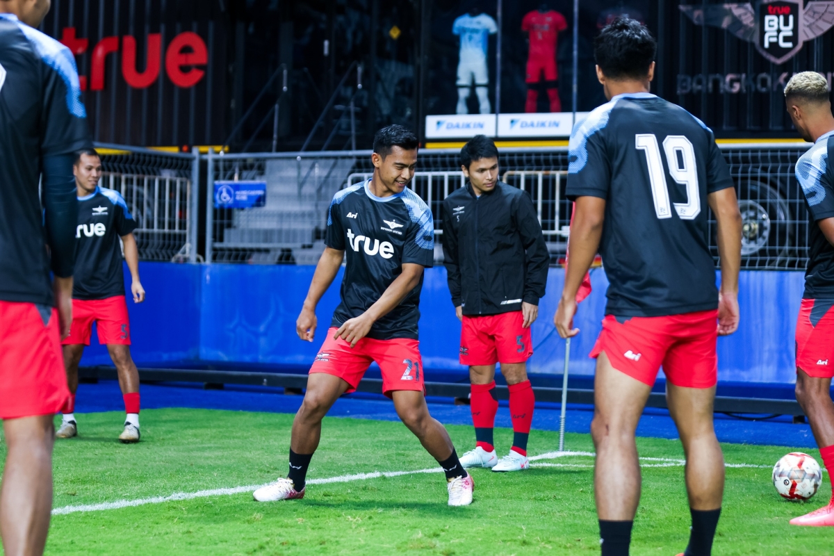 Pratama Arhan ra mat Bangkok United bang chien thang truoc Buriram
