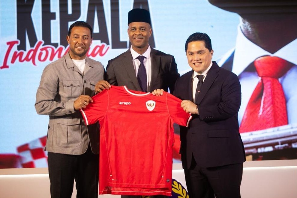 HLV Patrick Kluivert ra mat dT Indonesia bang chiec mu truyen thong. anh: CNN Indonesia