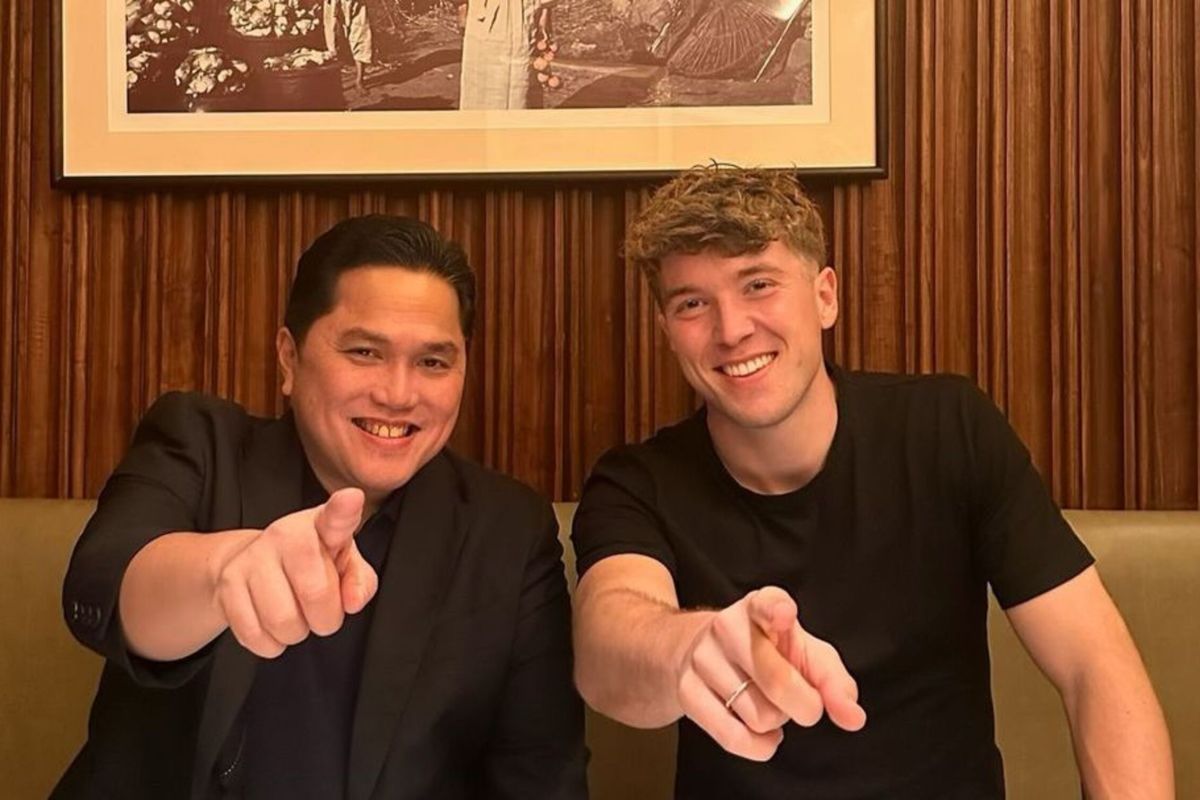 Chu tich PSSI Erick Thohir chup anh cung Ole Romeny