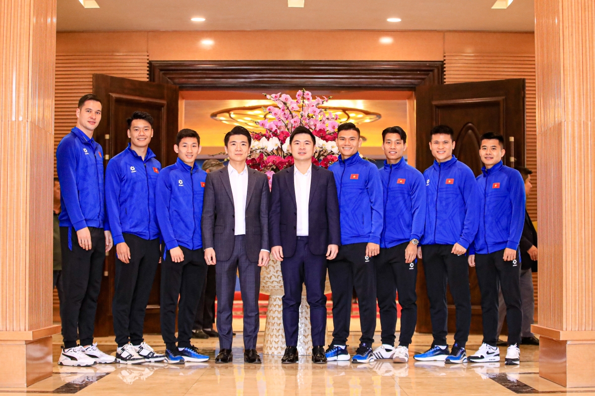 VdV Ha Noi nhan thuong sau chuc vo dich ASEAN Cup 2024