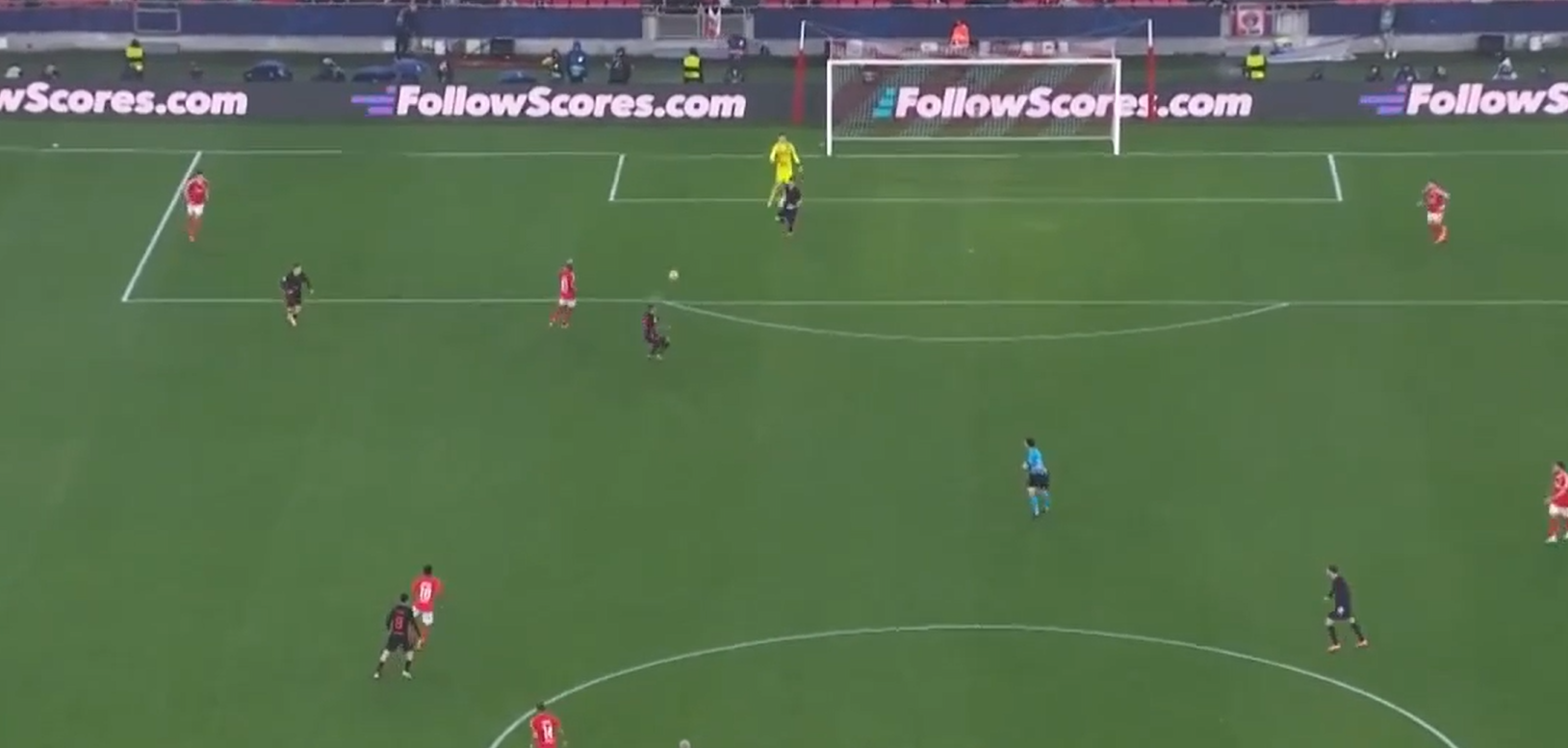 Thủ môn Benfica mắc sai lầm khó tin trước Barca 3