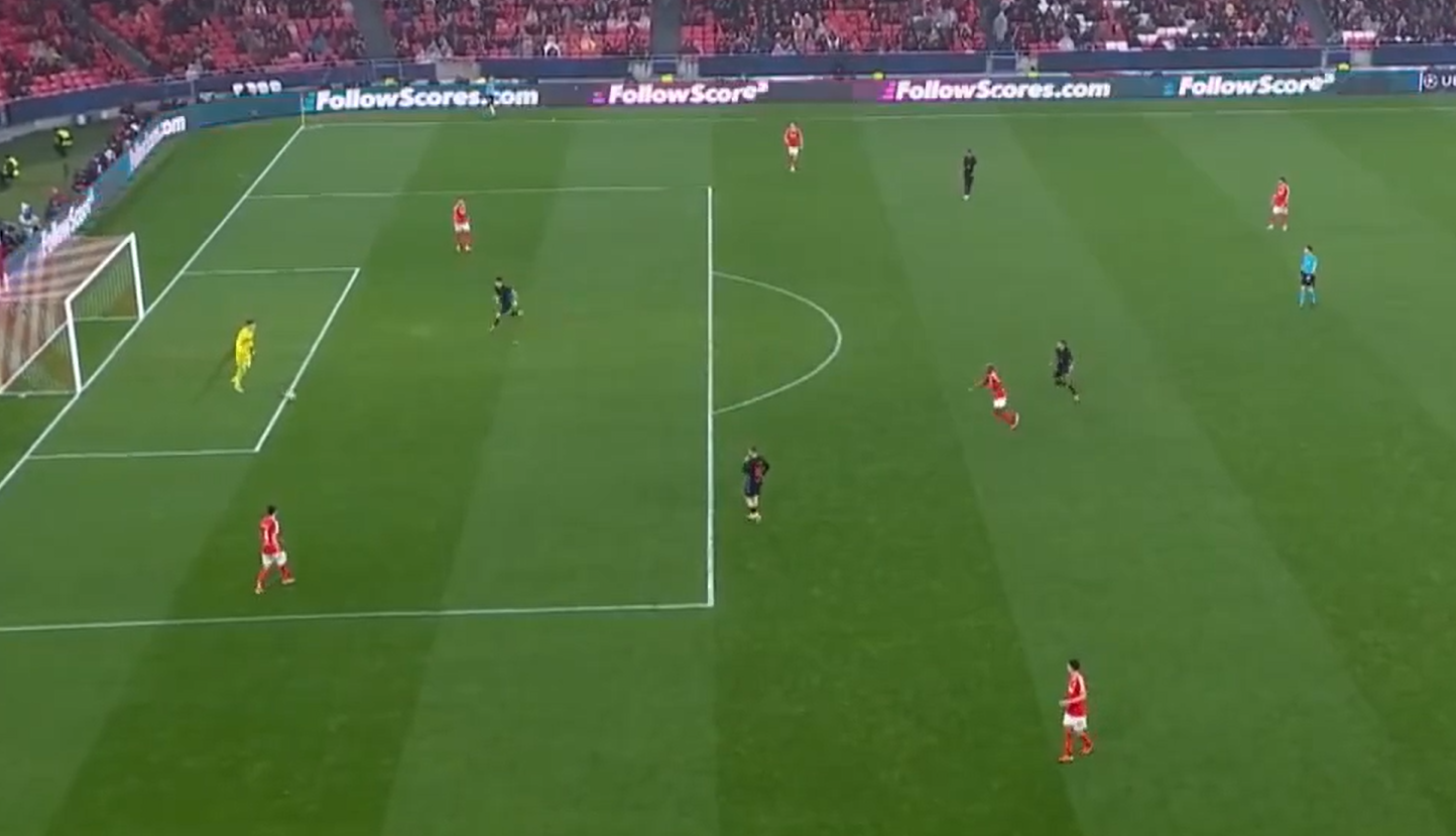 Thủ môn Benfica mắc sai lầm khó tin trước Barca 1