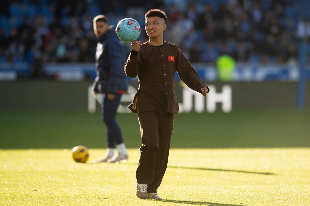 Đỗ Kim Phúc được mời biểu diễn tại SVĐ mới của Barcelona 1