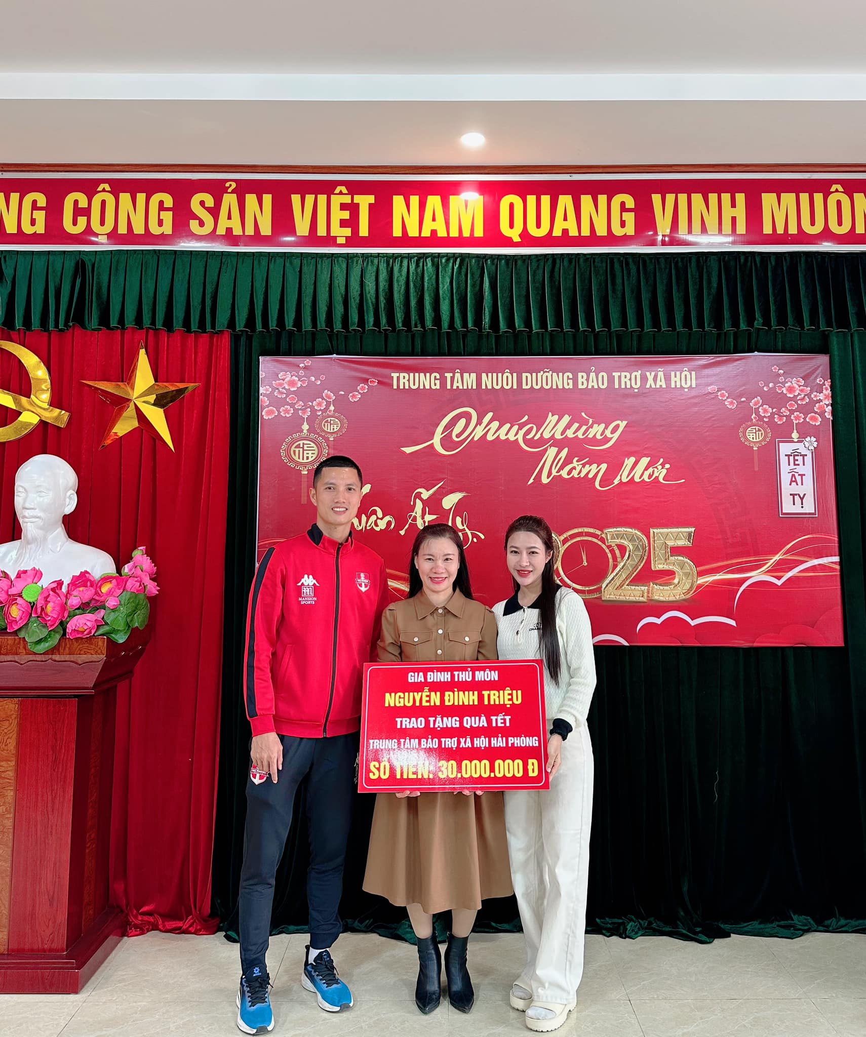 Hành động đẹp của thủ môn ĐT Việt Nam 2