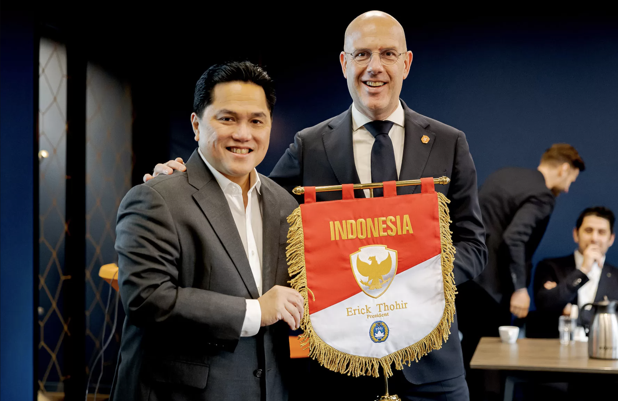Chu tich PSSI Erick Thohir va Tong thu ky KNVB Gijs de Jong.