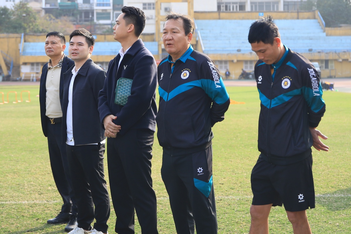 Phản ứng của Duy Mạnh, Xuân Mạnh trong ngày Hà Nội FC ra mắt HLV 1