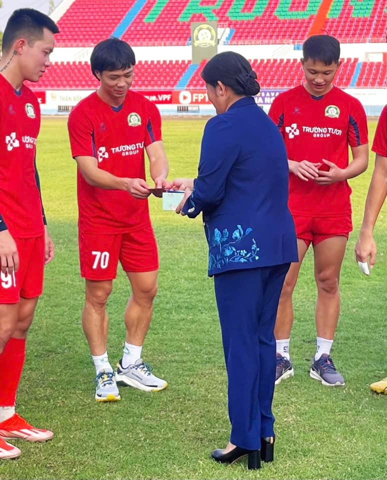 Đôi giày tập có thể khiến Công Phượng lỡ hẹn trận gặp đội trẻ HAGL 1