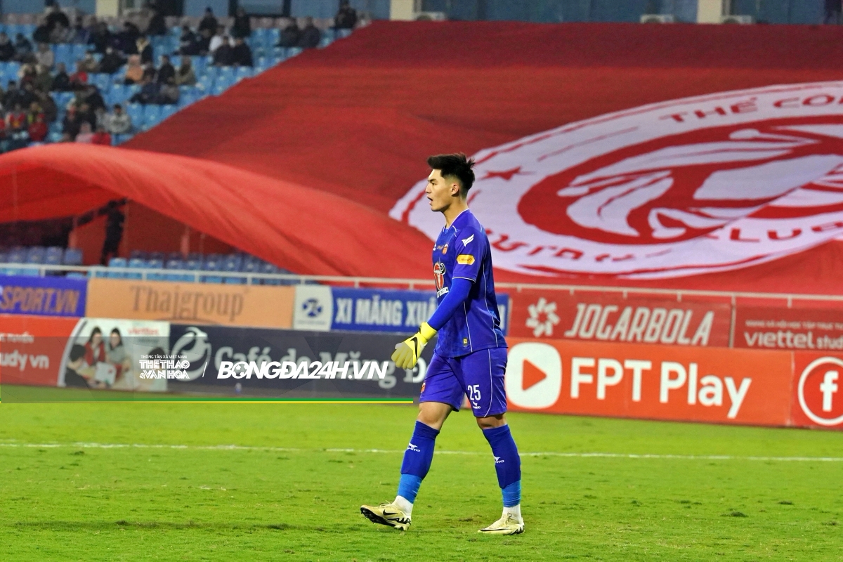 Thủ môn ĐT Việt Nam nhận trái đắng trong trận đầu xuân cùng HAGL 5