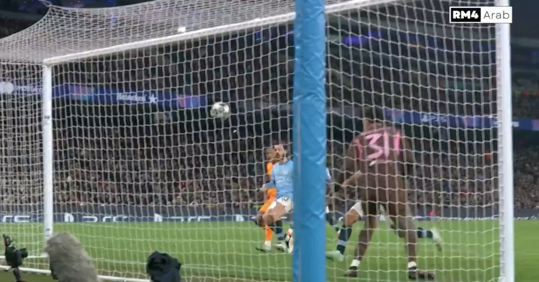 Kylian Mbappe khi bàn bằng ống đồng trước Man City 3