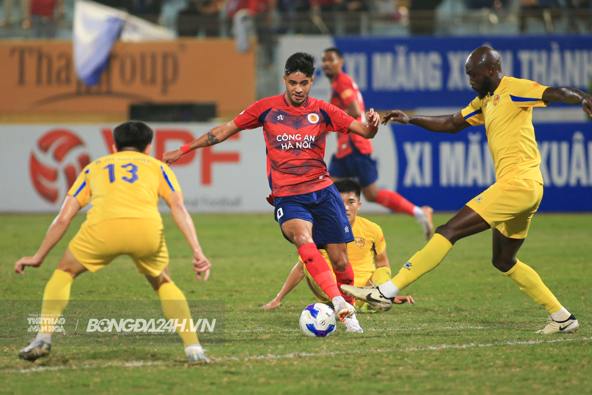 Bước ngoặt trong trận hòa 8 bàn thắng giữa CAHN vs Quảng Nam 3 Bước ngoặt trong trận hòa 8 bàn thắng giữa CAHN vs Quảng Nam 3