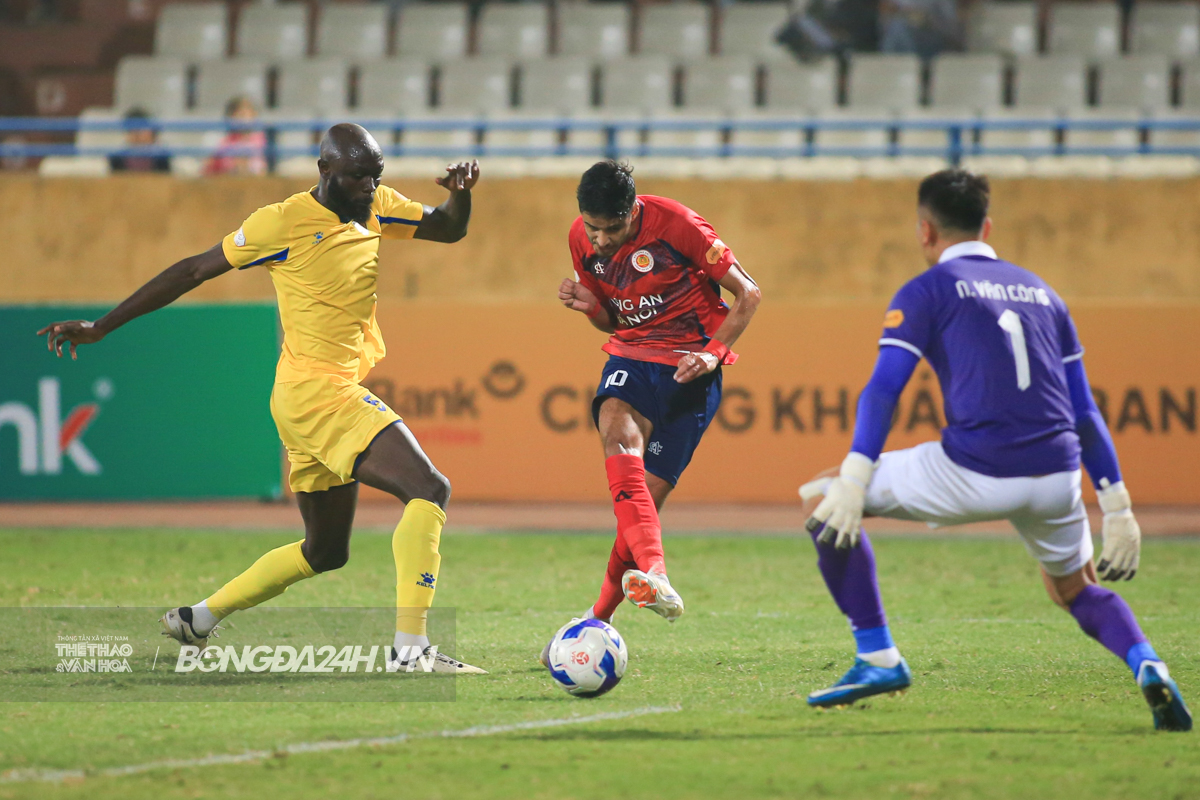 Bước ngoặt trong trận hòa 8 bàn thắng giữa CAHN vs Quảng Nam 4 Bước ngoặt trong trận hòa 8 bàn thắng giữa CAHN vs Quảng Nam 4