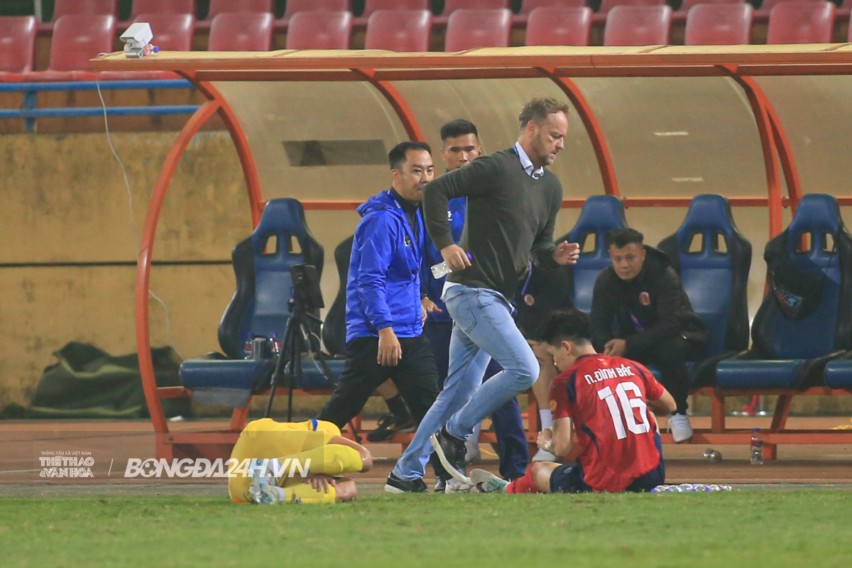 Bước ngoặt trong trận hòa 8 bàn thắng giữa CAHN vs Quảng Nam 7 Bước ngoặt trong trận hòa 8 bàn thắng giữa CAHN vs Quảng Nam 7