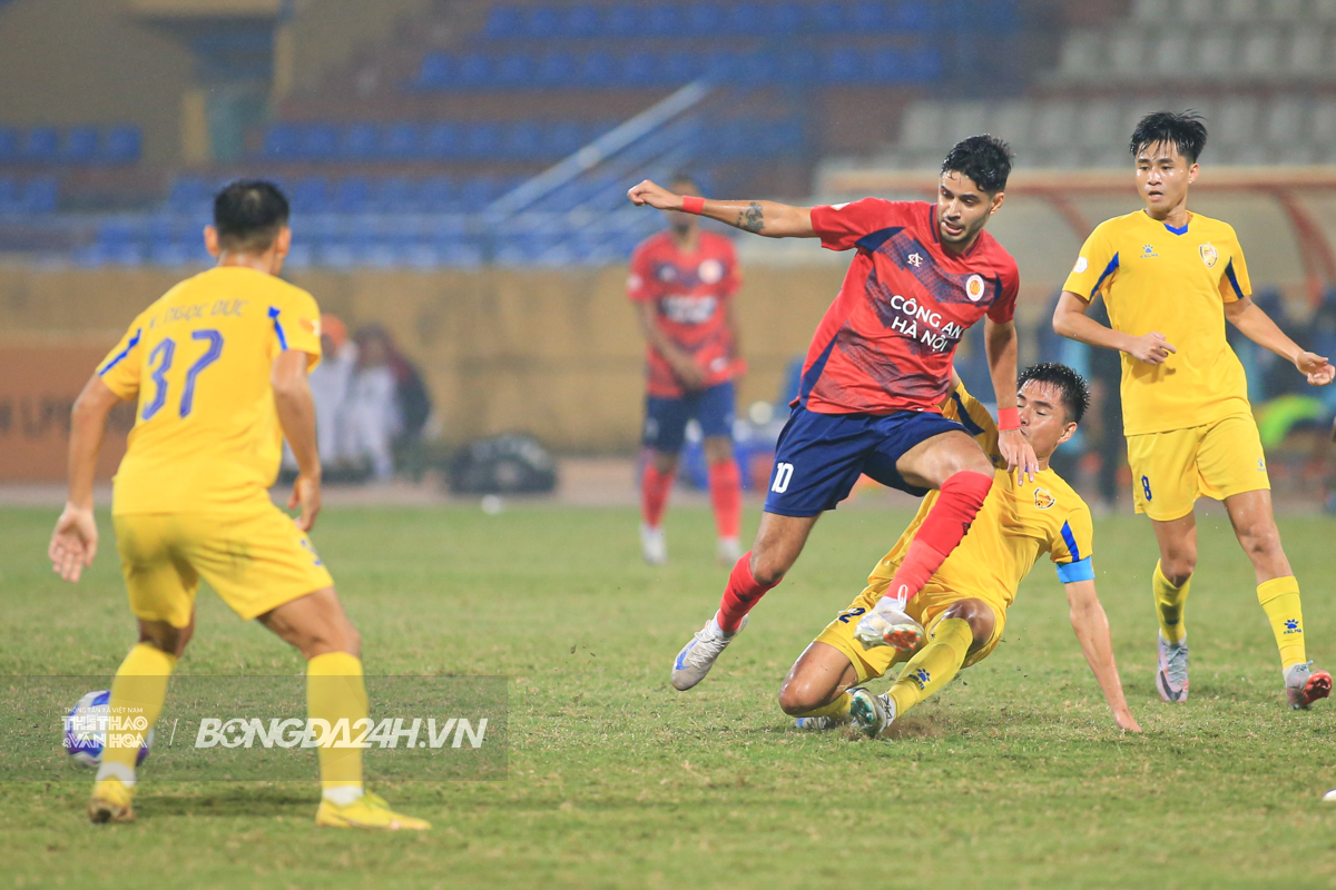 Bước ngoặt trong trận hòa 8 bàn thắng giữa CAHN vs Quảng Nam 6 Bước ngoặt trong trận hòa 8 bàn thắng giữa CAHN vs Quảng Nam 6