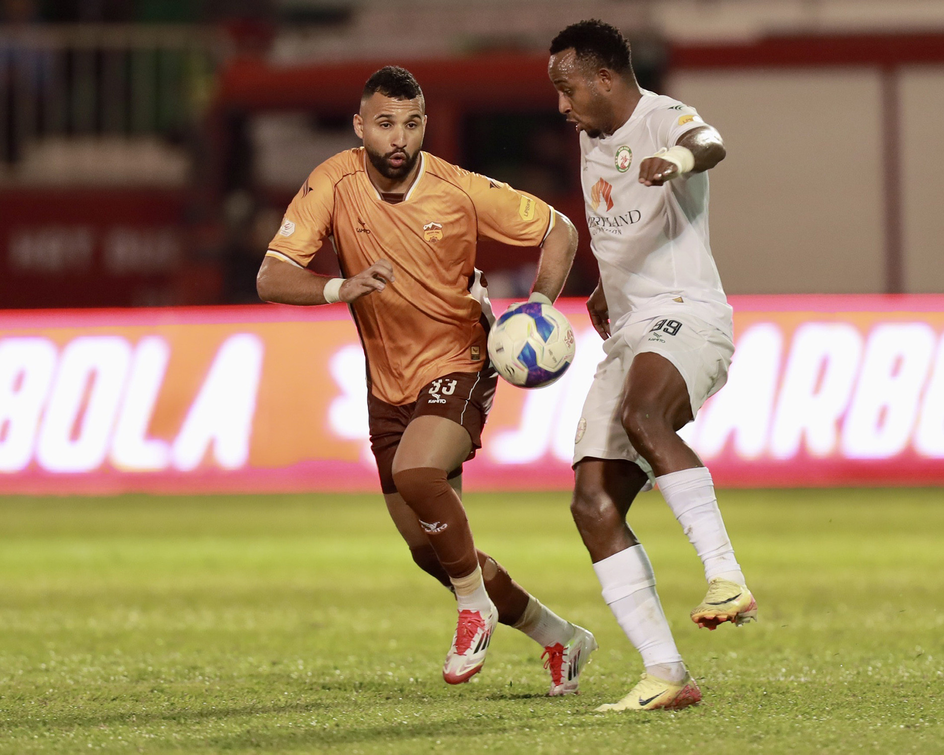 HLV HAGL nuối tiếc sau màn chia điểm với Bình Định 1