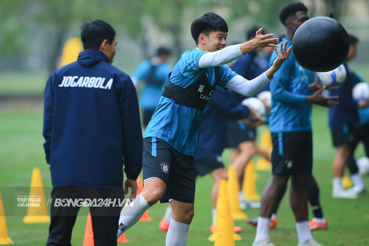 Buổi tập tràn tiếng cười của dàn sao Hà Nội FC với thầy mới 2