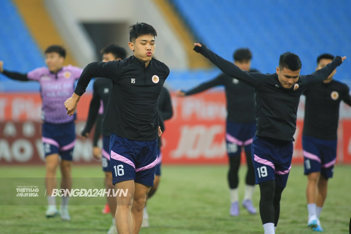 Jason Quang Vinh và dàn sao CAHN làm quen sân Mỹ Đình 2