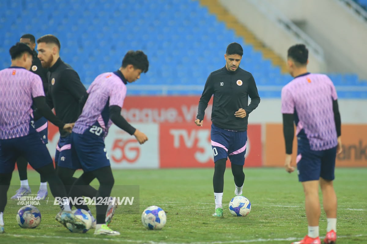 Jason Quang Vinh và dàn sao CAHN làm quen sân Mỹ Đình 4