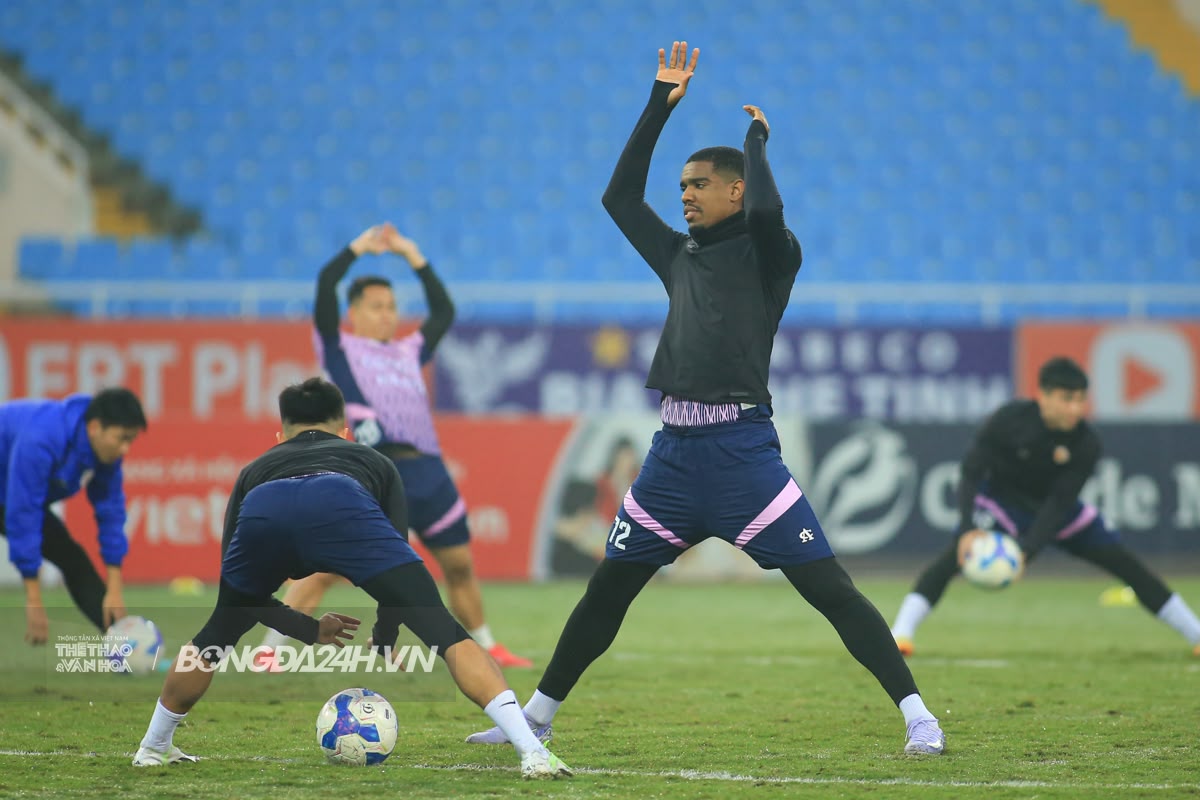 Jason Quang Vinh và dàn sao CAHN làm quen sân Mỹ Đình 5