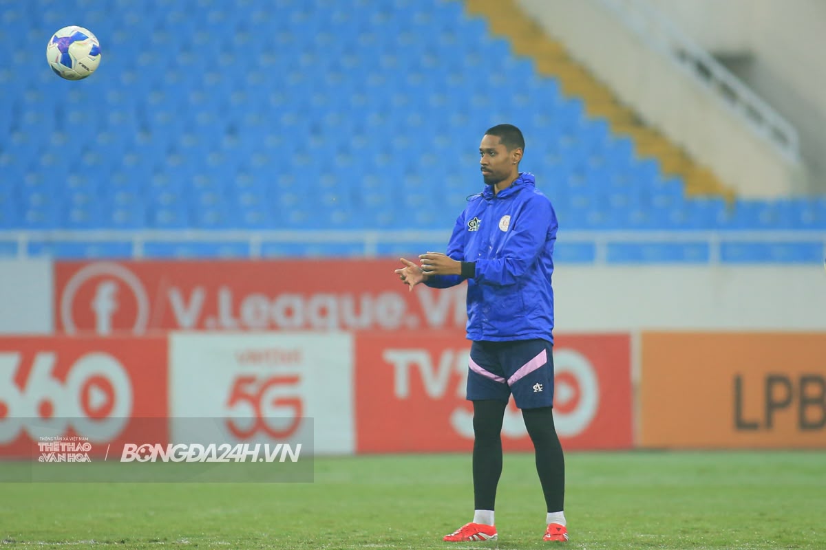 Jason Quang Vinh và dàn sao CAHN làm quen sân Mỹ Đình 3