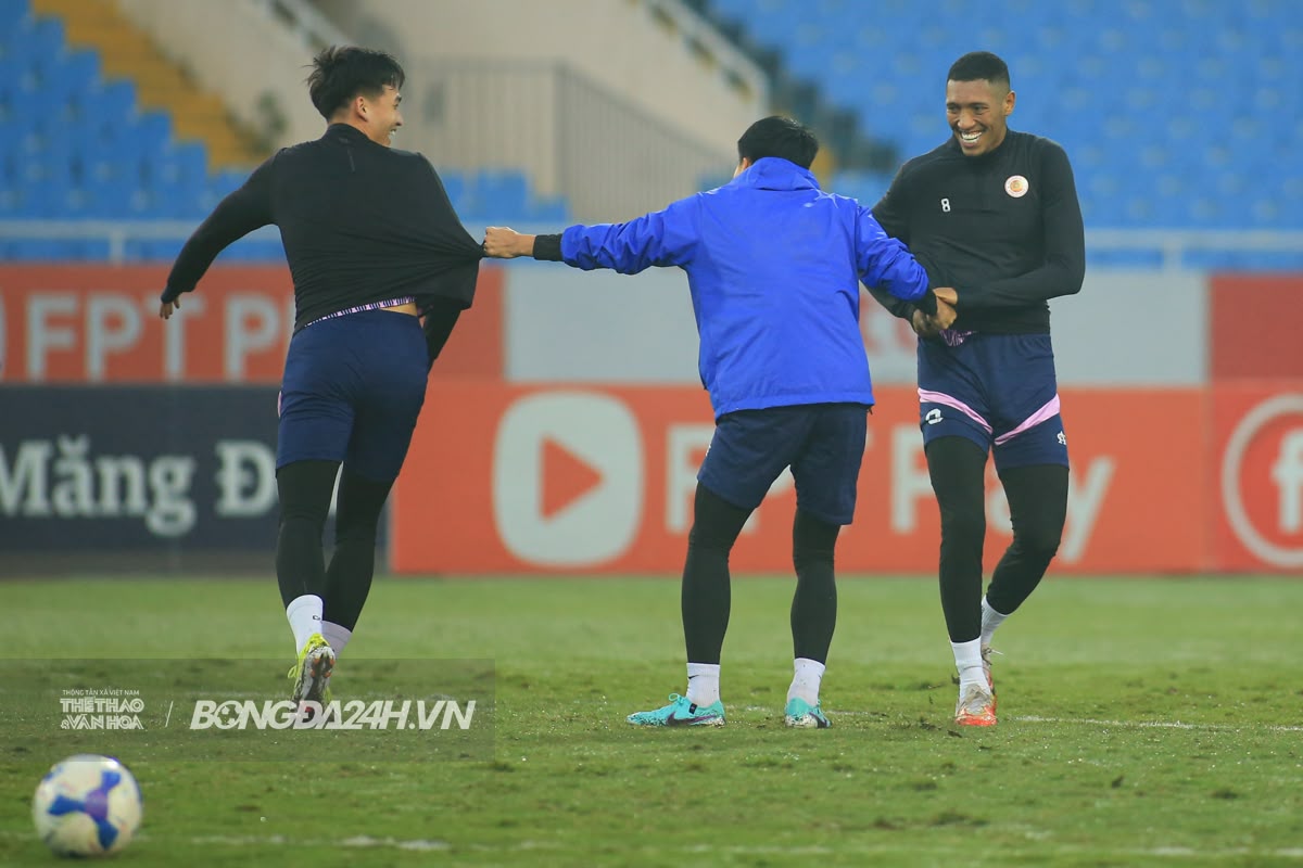 Jason Quang Vinh và dàn sao CAHN làm quen sân Mỹ Đình 6