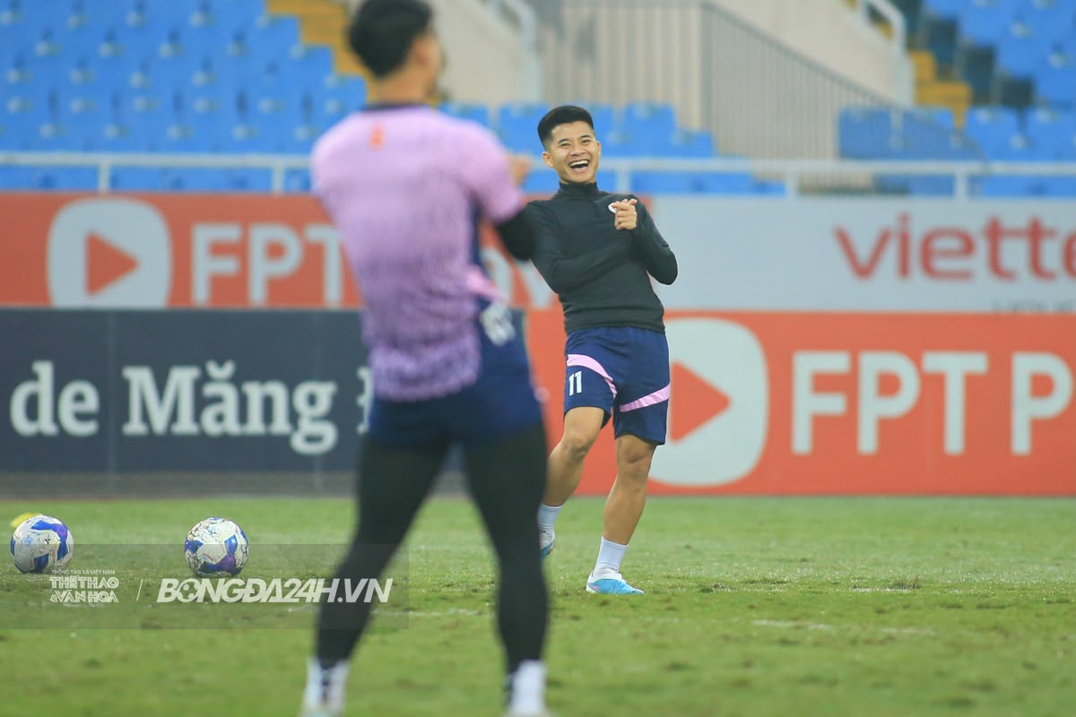 Jason Quang Vinh và dàn sao CAHN làm quen sân Mỹ Đình 8