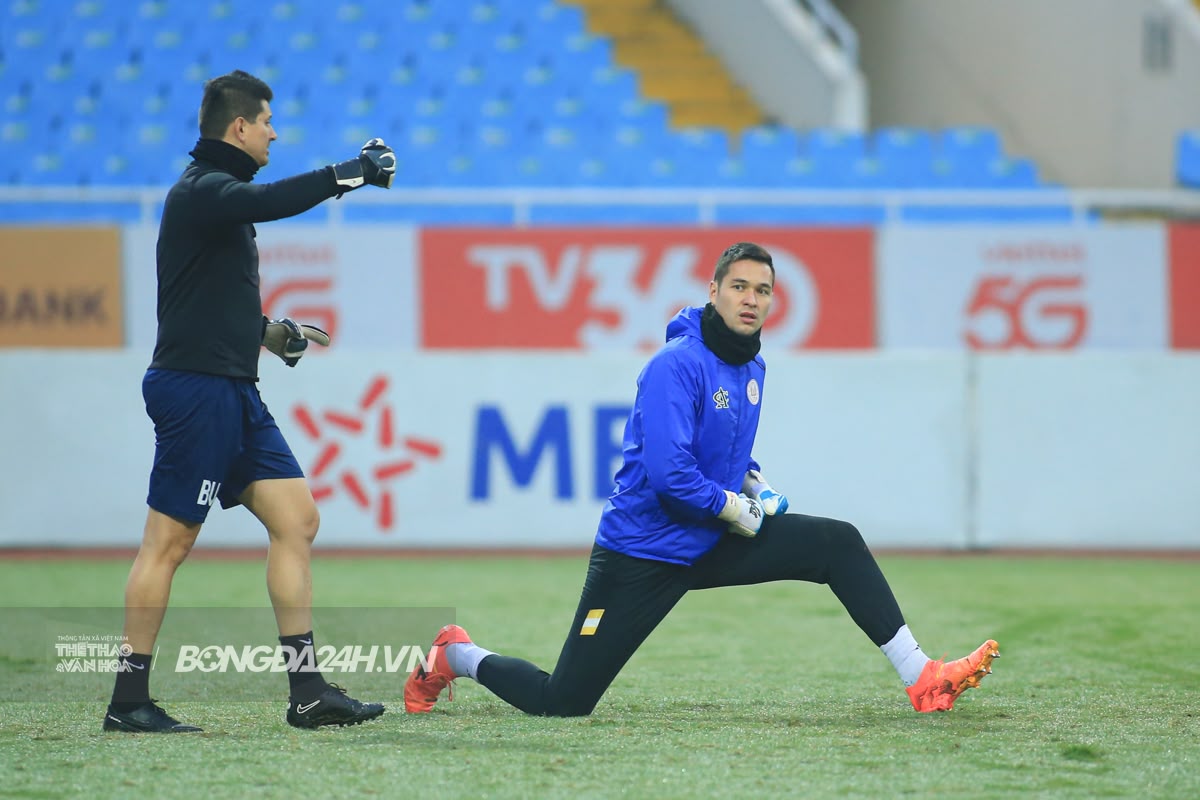 Jason Quang Vinh và dàn sao CAHN làm quen sân Mỹ Đình 1