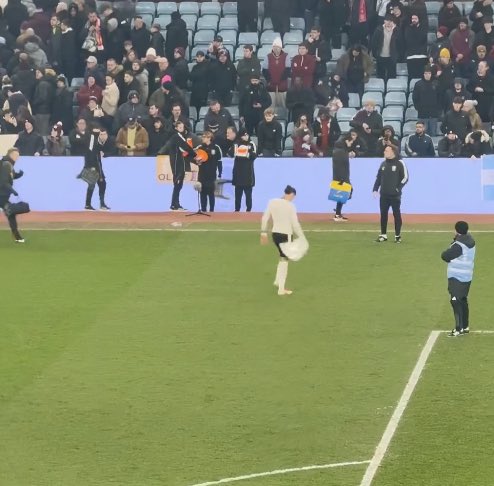 Bỏ lỡ cơ hội khó tin, Darwin Nunez còn có hành động không thể chấp nhận được 4