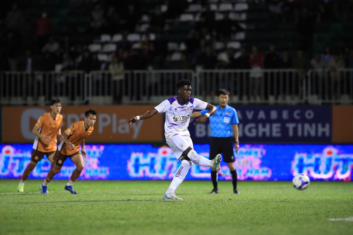 Trong tai Nguyen Manh Hai HAGL vs Ha Noi FC 21/2