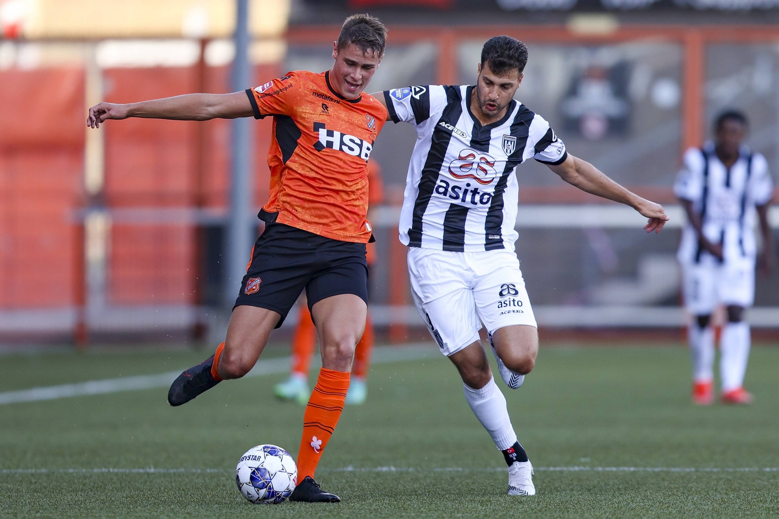 Micky van de Ven Chiếc Ferrari bị phủ bụi tại Tottenham 6