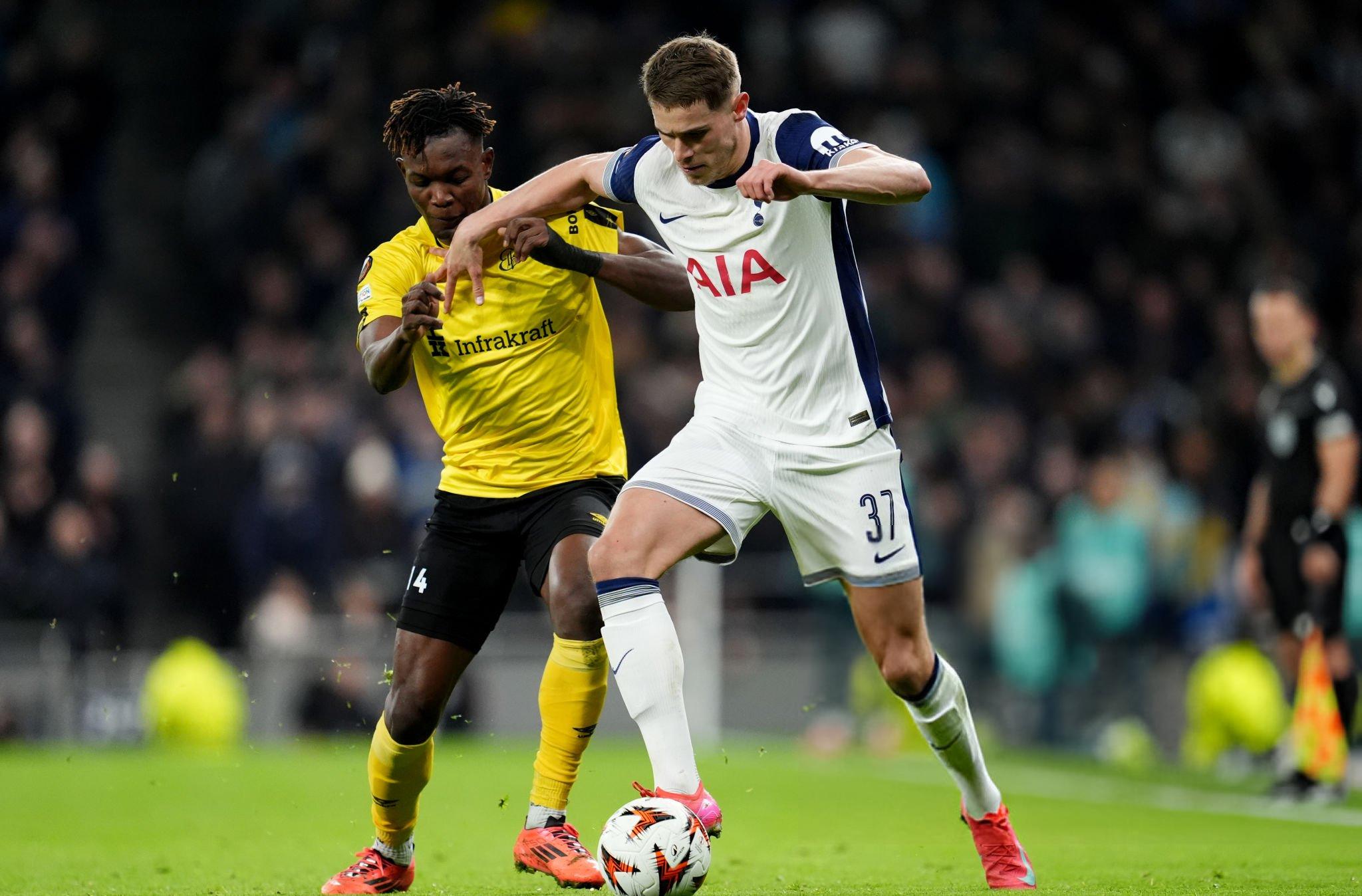 Micky van de Ven Chiếc Ferrari bị phủ bụi tại Tottenham 7