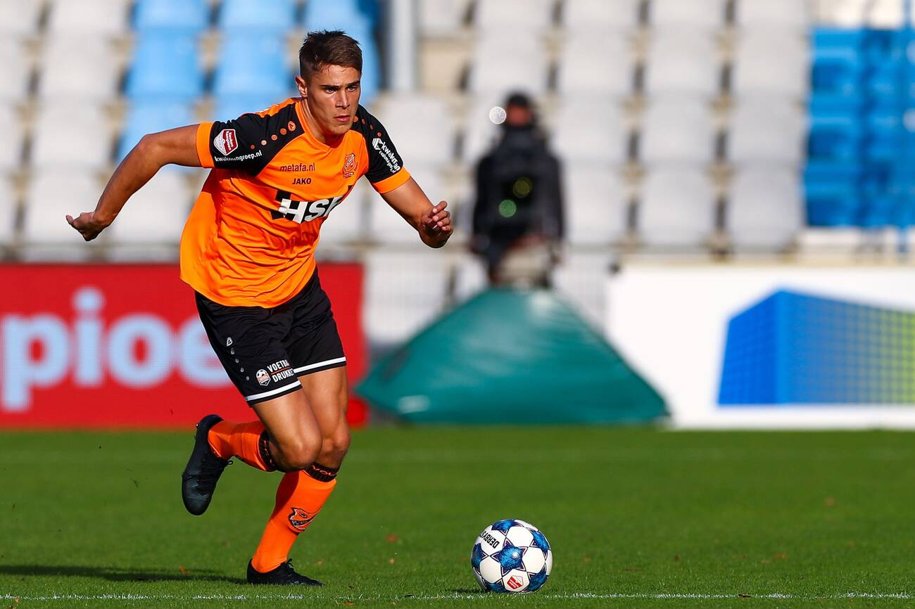 Micky van de Ven Chiếc Ferrari bị phủ bụi tại Tottenham 5