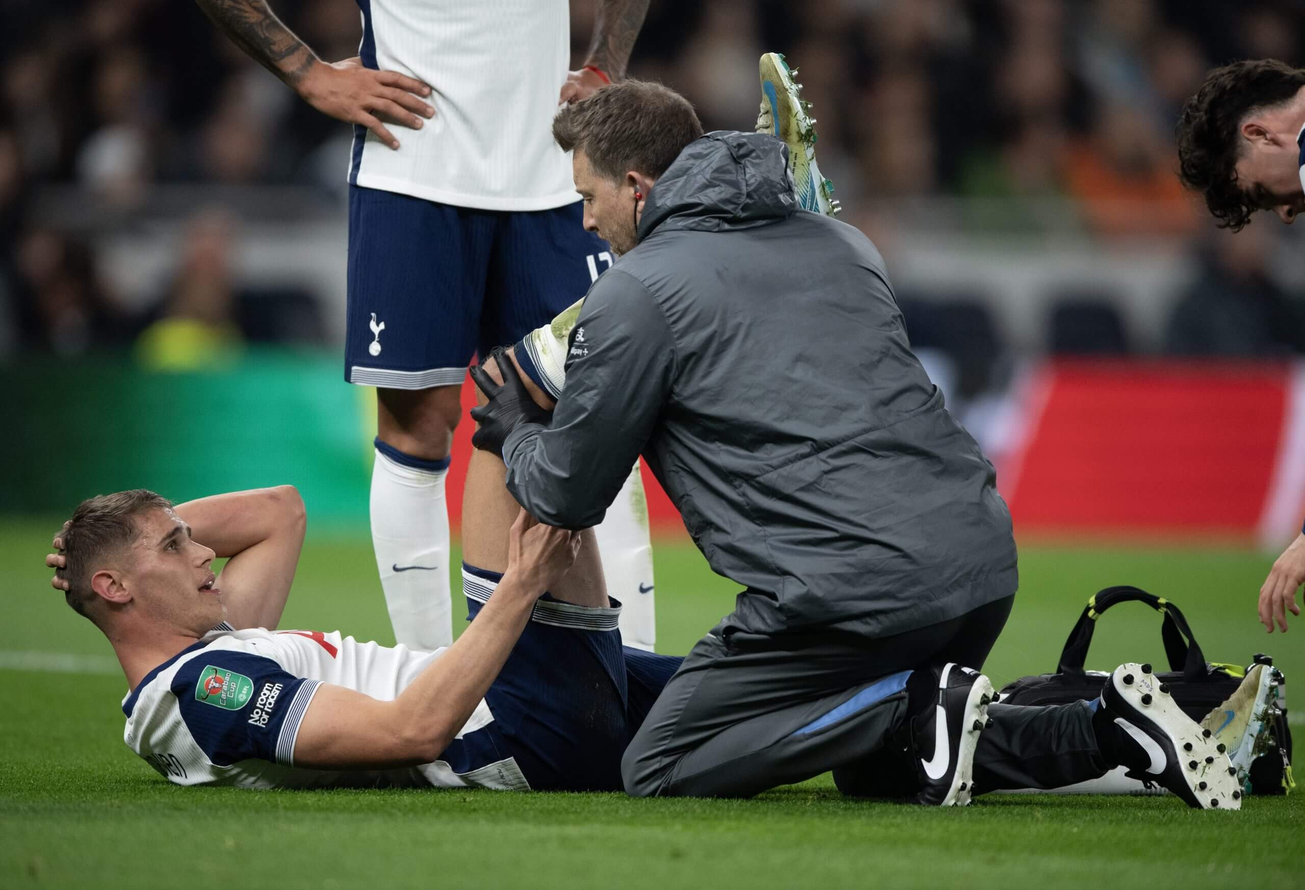 Micky van de Ven Chiếc Ferrari bị phủ bụi tại Tottenham 4